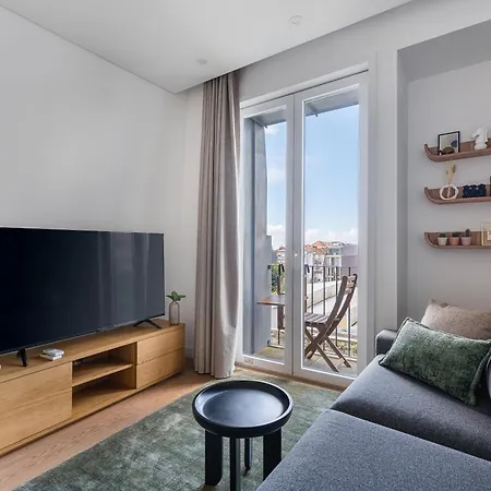 Bright & Cozy Almada - *